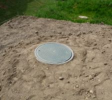 Cuve de récupération des eaux de pluie qui permettra l'arrosage du jardin