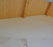 Pas de pont thermique. L'isolation est continue meme lorque un toit est en appui sur un mur