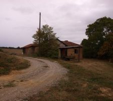 Vue de la maison depuis le chemin rural qui y m&egrave;ne