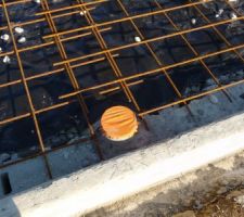 Réserve pour les spots encastrés sur la terrasse, il y en aura un entre chaque poteau.