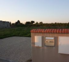 Photo prise de la borne situ&eacute;e sud est. L'entr&eacute;e de terrain avec le mur technique. Reste &agrave; fixer notre num&eacute;ro de rue
Vue sur le nord