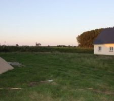 Photo prise de la borne sud ouest en fa&ccedil;ade toujours. La butte au fond et les vaches apr&egrave;s!!!
