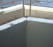 Enduit hydrofuge sur le soubassement.