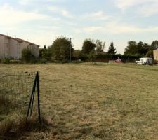 Terrain d&eacute;broussaill&eacute; avant implantation