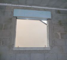 Fenêtre du salon avec coffre de volet roulant intégré, façade ouest.