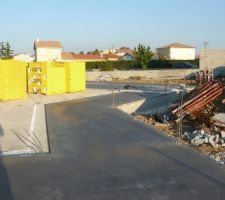 Dalle du rez de chaussé completement terminée et Mi335 S livré prêt pour monter les murs.