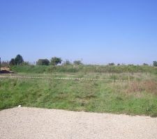 Implantation 2: &agrave; 3m40 &agrave; l'est, maison sans b&ucirc;cher, laisse 6m60 &agrave; l'ouest.