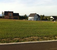 Implantation de la maison : Vue d'un cot&eacute; de la rue