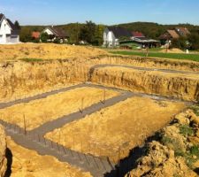 Fondations : cave et plus loin garage qui sera sur vide sanitaire