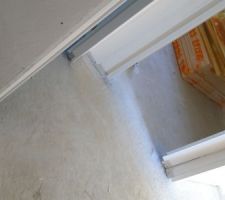 Le petit hall en V du couloir qui dessert une chambre et la salle de bain
