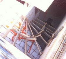 Le coffrage de l'escalier de la cave