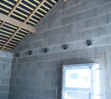 Pose des sabots. Mes meilleurs amis : mon m&egrave;tre et mon niveau lazer ! J'ai choisi d'espacer les poutres de 60 cm