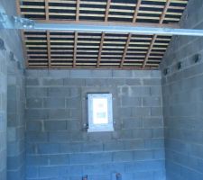 La moiti&eacute; des sabots est pos&eacute;e. La barre m&eacute;tallique au premier plan est le support de porte du garage.