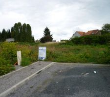 Vue de l'entr&eacute;e du terrain