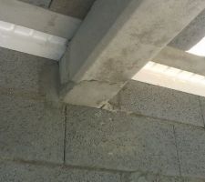 Couche de ciment sur poutrelle féllée en extérieur (armature en ferraille non atteinte)