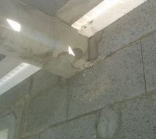Couche de ciment sur poutrelle féllée en extérieur (armature en ferraille non atteinte)