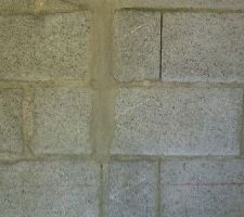 Ciment non mis entre les parpaing lors du montage des murs (le comble pour une maison dite BBC)rebouché de l'intérieur