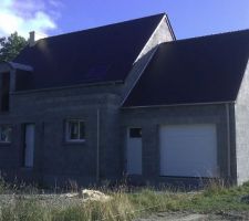 Facade avec trou de goutiére sur avancée de la chambre parentale (sera mise sur le coté intérieure coté fenêtre des WC)