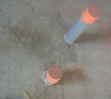 Tuyau PVC (le petit sur la photo) d'évacuation de l'eau de la salle de bain de l'étage qui passe au millieu de la douche du RDC !!!