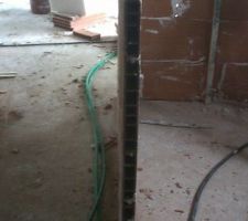 Muret de support du bar de la cuisine américaine à 120 cm à la place de 130 cm (merci notre ami briqueteur qui fait son addition devant moi : 113 cm (hauteur au sol travaux finit)   17 cm de plancher chauffage au sol = 120 cm !!!!