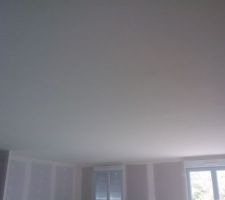 Depuis hier, mes plaquistes ont attaquer la finition du plafond dans la grande piece!
  ce soir, plafond terminé!
 il me reste toutes les autres pieces!