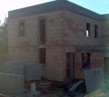 Maison maconerie finie... murs abris voiture montent