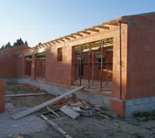 Avant de la maison. En premier plan le garage, la petite fenêtre du cellier et les baies donnant sur la cuisine et le salon.