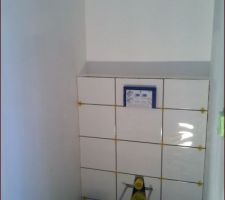 Début de la pose de carrelage pour les toilettes suspendus...