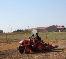 Le Kubota équipé d'un rotadairon