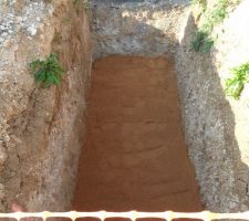 Un lit de sable avant d'accueillir la grosse cuve de 3000 litres