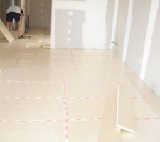 Les plaques d'isolant posé dans la partie jour