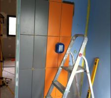 La bande orange au milieu de la douche encastrée