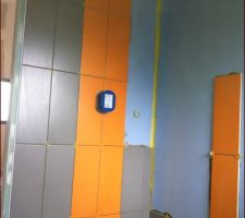 Une autre bande orange asymétrique de l'autre côté douche