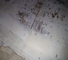 C'est quoi cette substance?
Ya moyen de "dissoudre" cette colle pour décoller   facilement ?