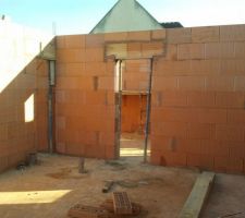 Toilettes du bas et porte du cellier, si si