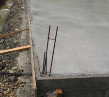 Dalle et agrandissement du drain sur le côté gauche