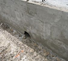 Petit trou d'évacuation de l'eau qui stagnait au début lorsque le drain n'était pas assez profond
