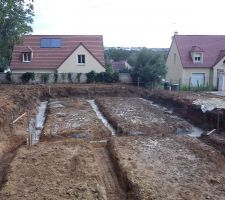 Les fondations du voisin ne sont pas encore coul&eacute;es.