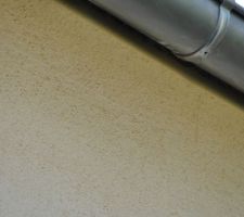 Enduit : rayure rectiligne d'environ 1 m de longueur