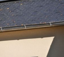 Goutti&egrave;re d&eacute;form&eacute;e lors de la pose des panneaux solaires.