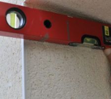 Porte rehaussée 12 : mise en évidence du défaut d'horizontalité de l'enduit... défaut de 2 cm sur 20 cm !