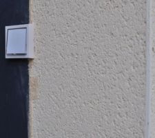 Retouche (bien visible après 2 sem) de l'enduit autour de la porte d'entrée 01