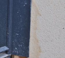 Retouche (bien visible après 2 sem) de l'enduit autour de la porte d'entrée 02