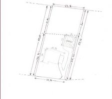 Voil&agrave; le terrain avec l'implantation de la maison dessus, la partie constructible en fa&ccedil;ade avec la route devant, pas de tout &agrave; l'&eacute;gout, et derri&egrave;re le garage qui viendra un jour... pas assez de budget pour tout de suite...