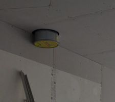 Conduit feu en contact avec la cloison