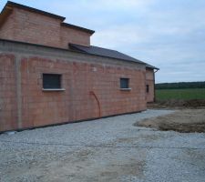 Terrassement fini au 05 10 : les 3 places de parking