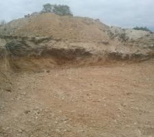 Un énorme tas de terre avec beaucoup de roches