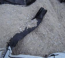 Livraison du gravier pour les poteaux de fondation.
L'aspect me parait suspect.!!!