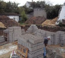 Démarrage du chantier . Elevation du vide sanitaire..