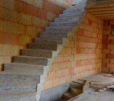 Escalier int&eacute;rieur brut de d&eacute;coffrage, il faut encore le poncer ...
